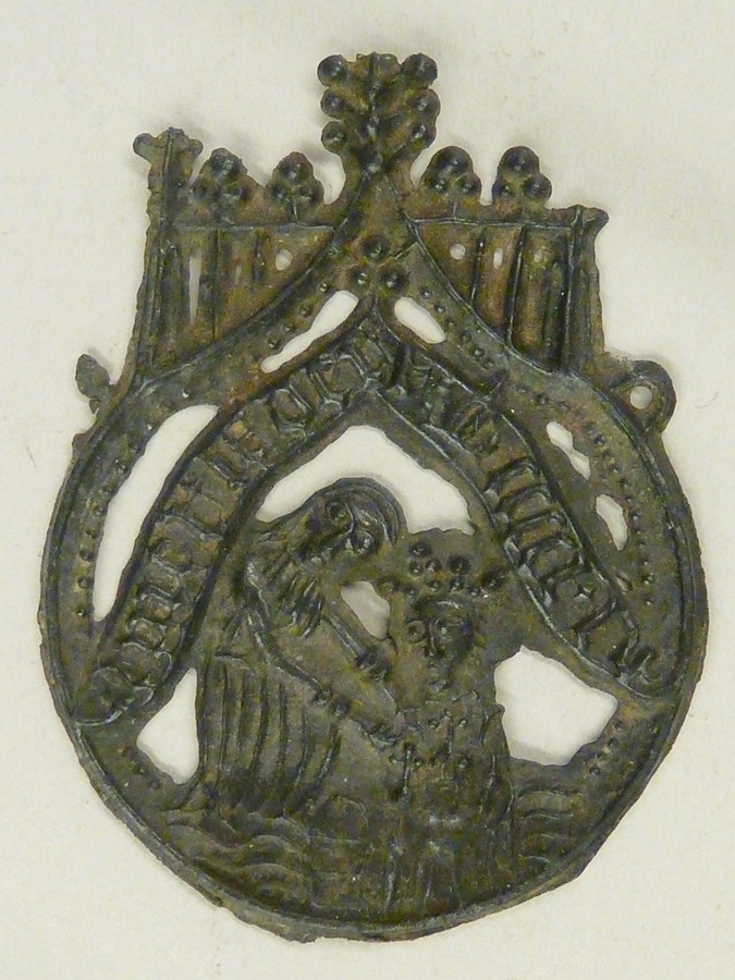 Pelgrimsinsigne waarop de vondst van het Mariabeeld, Amersfoort