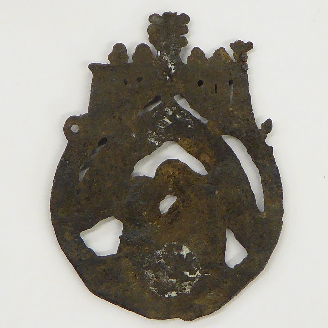 Pelgrimsinsigne waarop de vondst van het Mariabeeld, Amersfoort