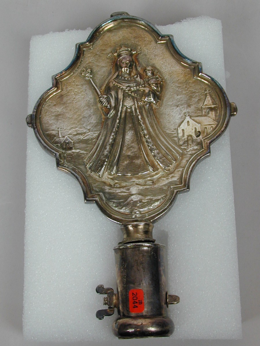 Broedermeestersstafbekroning waarop H. Martinus met bedelaar, op andere zijde Maria van Kevelaer